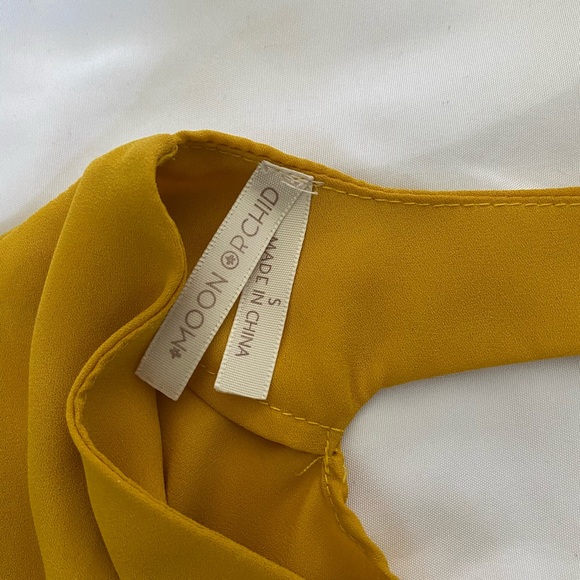 Mustard colored top - Picture 2 of 2